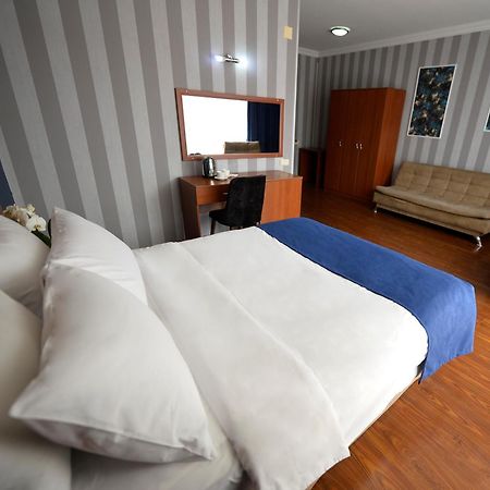 Aura Boutique Hotel Batumi Room photo