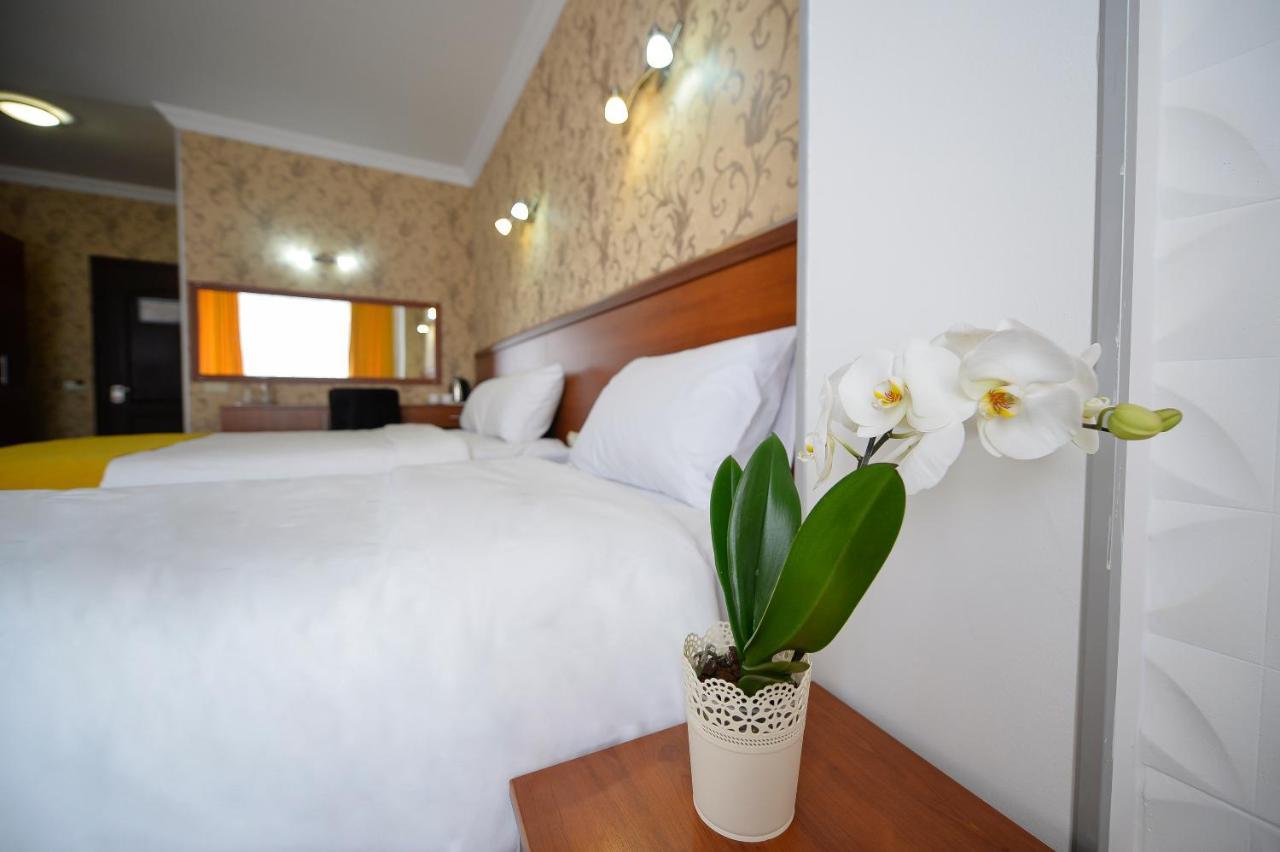 Aura Boutique Hotel Batumi Exterior photo