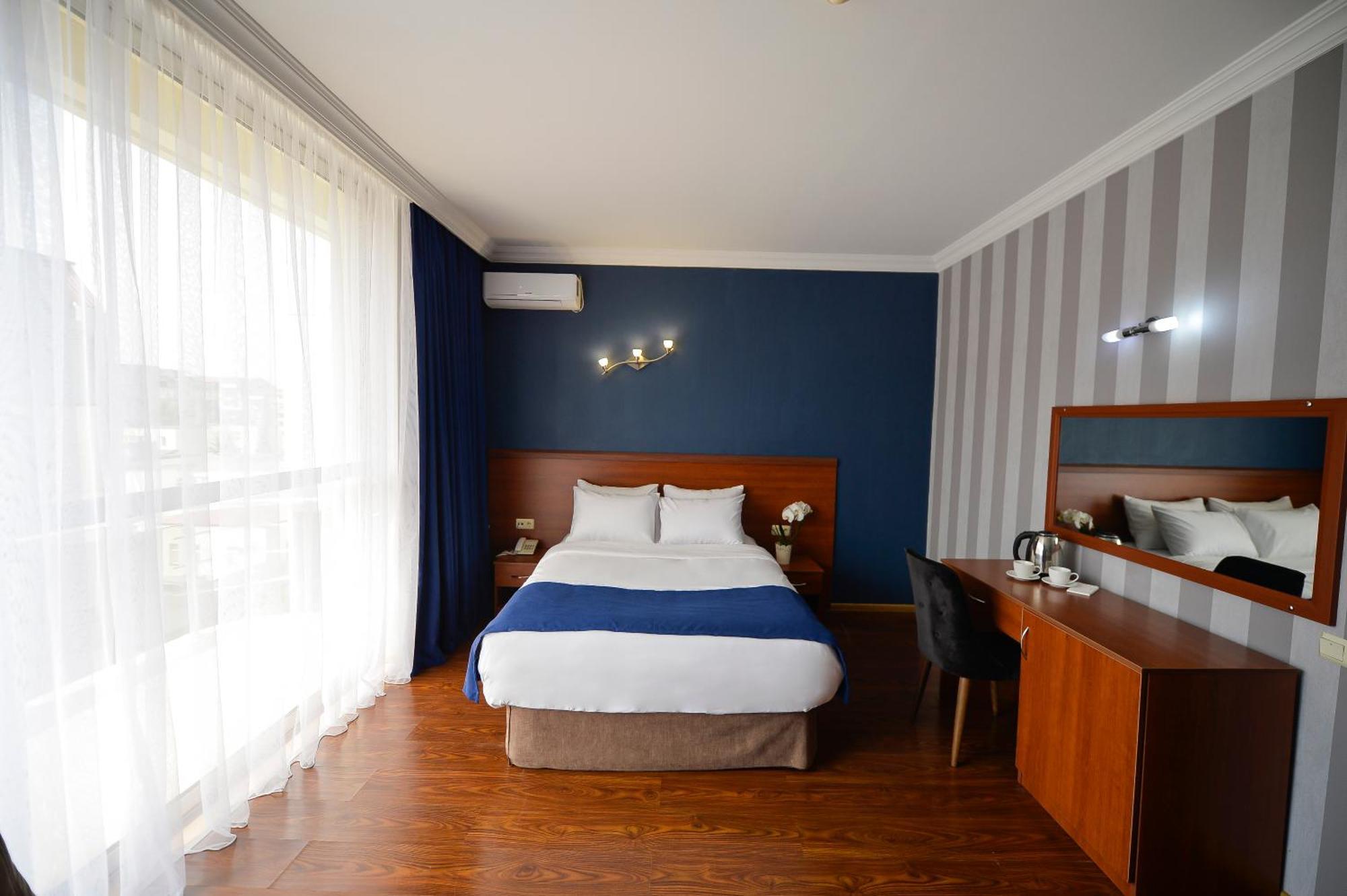 Aura Boutique Hotel Batumi Room photo